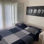 (left) Garden Suite in Villa near TUe&Centre