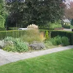 (left) Garden Suite in Villa near TUe&Centre